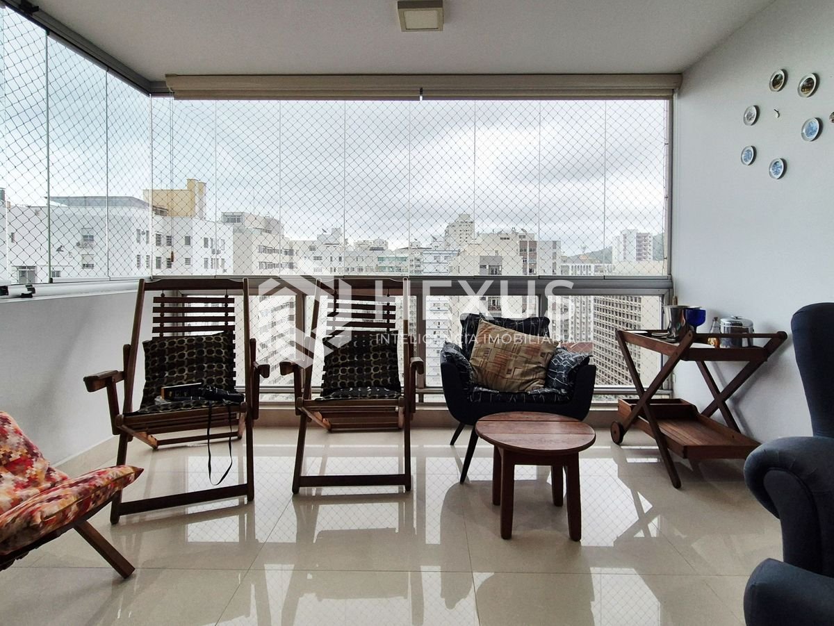 Foto 2 de Apartamento com varanda e lazer na quadra mar da Praia das Pitangueiras, Guaruja