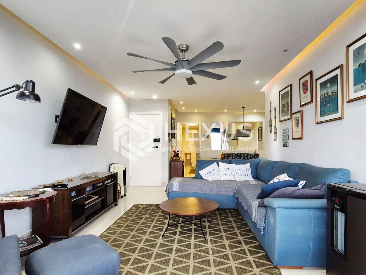 Foto 3 de Apartamento com varanda e lazer na quadra mar da Praia das Pitangueiras, Guaruja