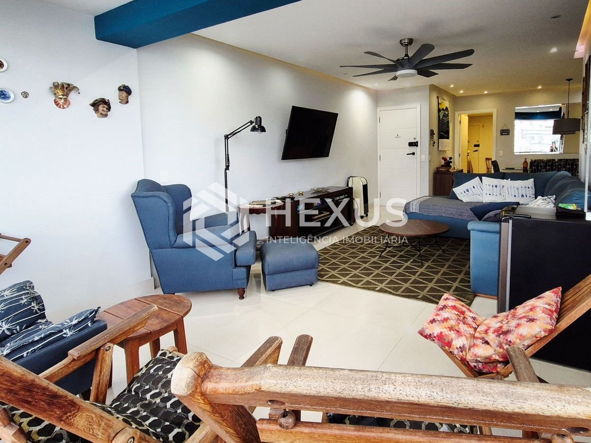 Foto 4 de Apartamento com varanda e lazer na quadra mar da Praia das Pitangueiras, Guaruja