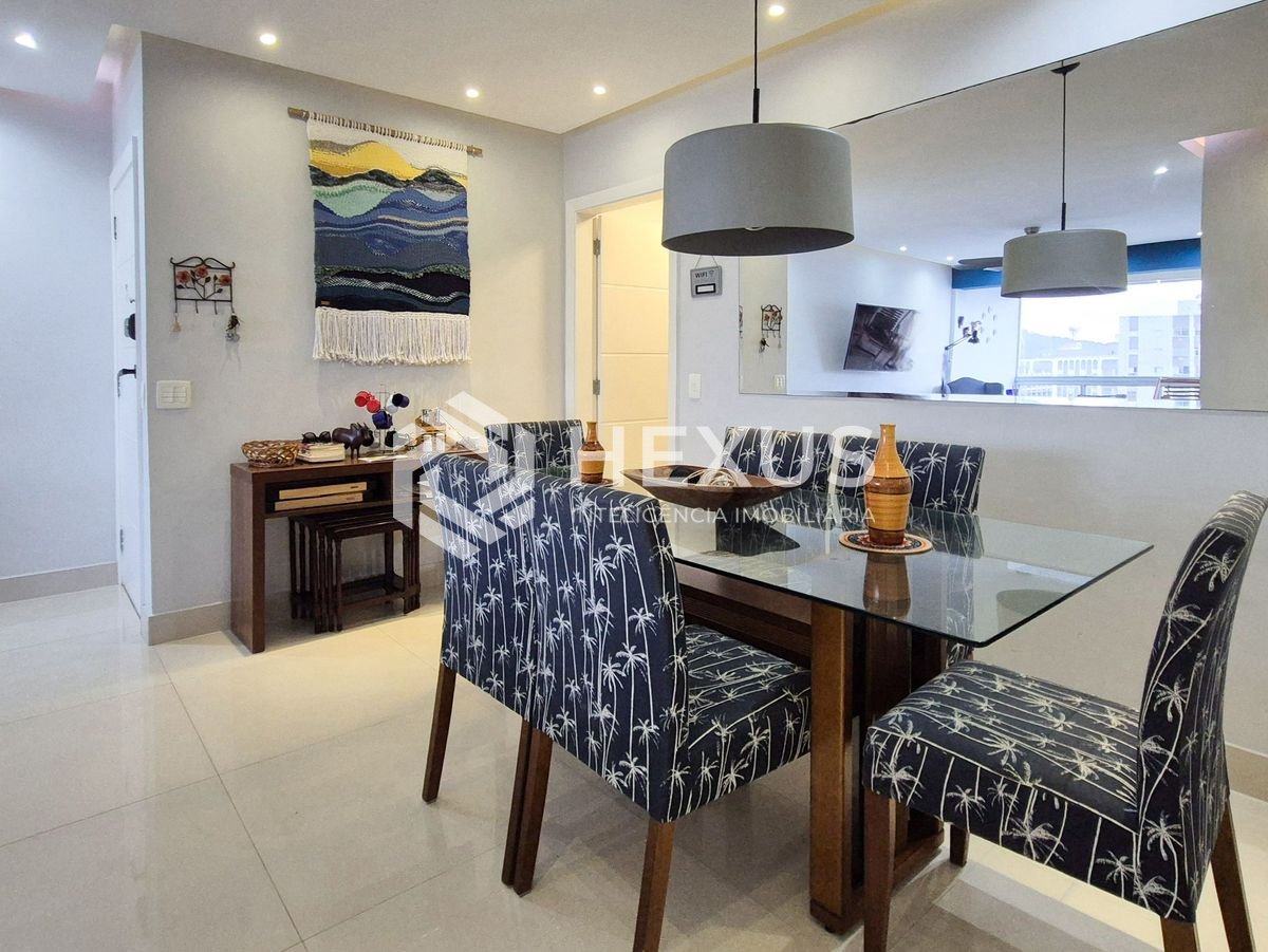 Foto 5 de Apartamento com varanda e lazer na quadra mar da Praia das Pitangueiras, Guaruja