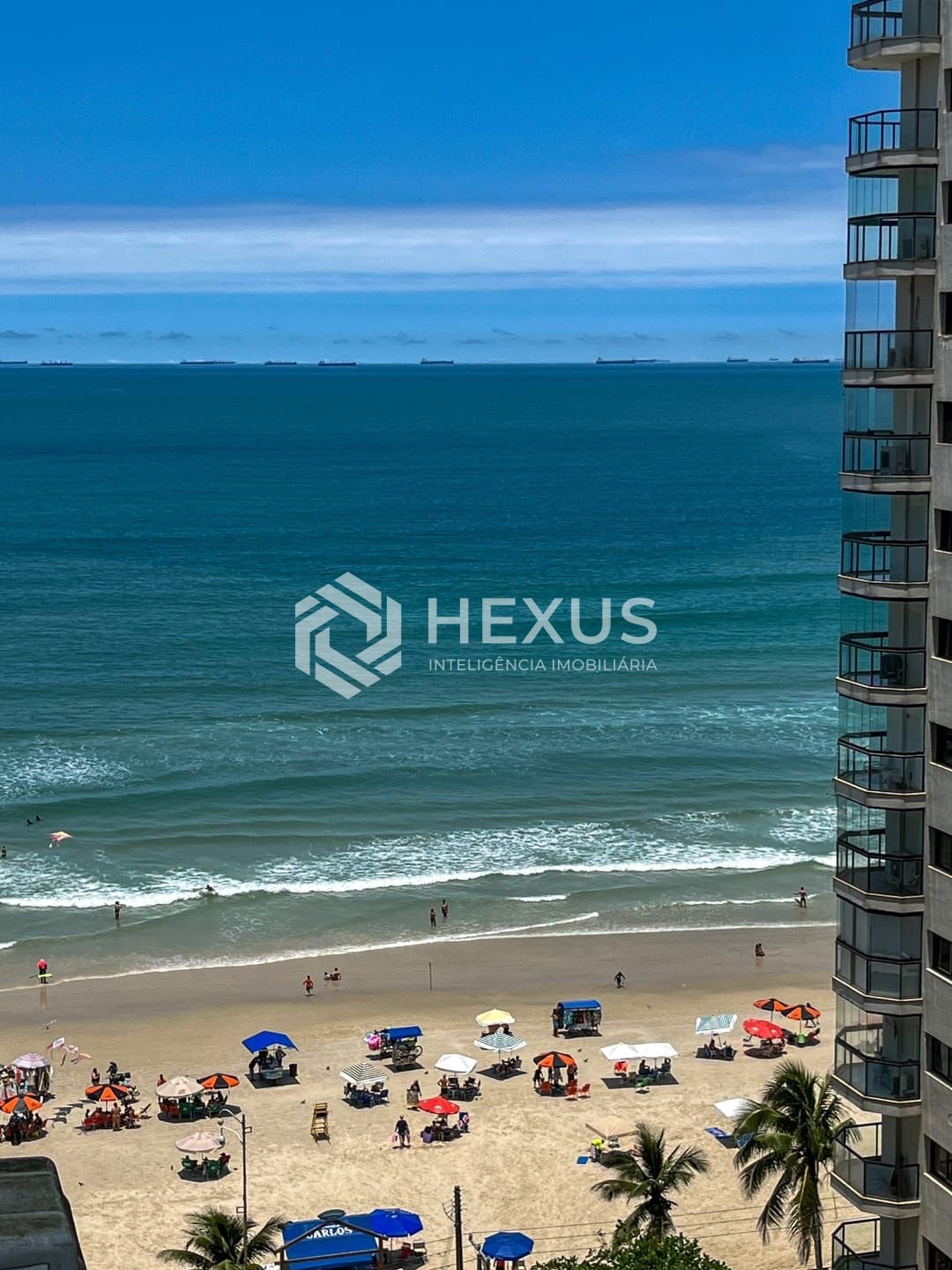 Foto 2 de Apartamento com varanda e vista mar na quadra mar da Praia das Pitangueiras, Guaruja