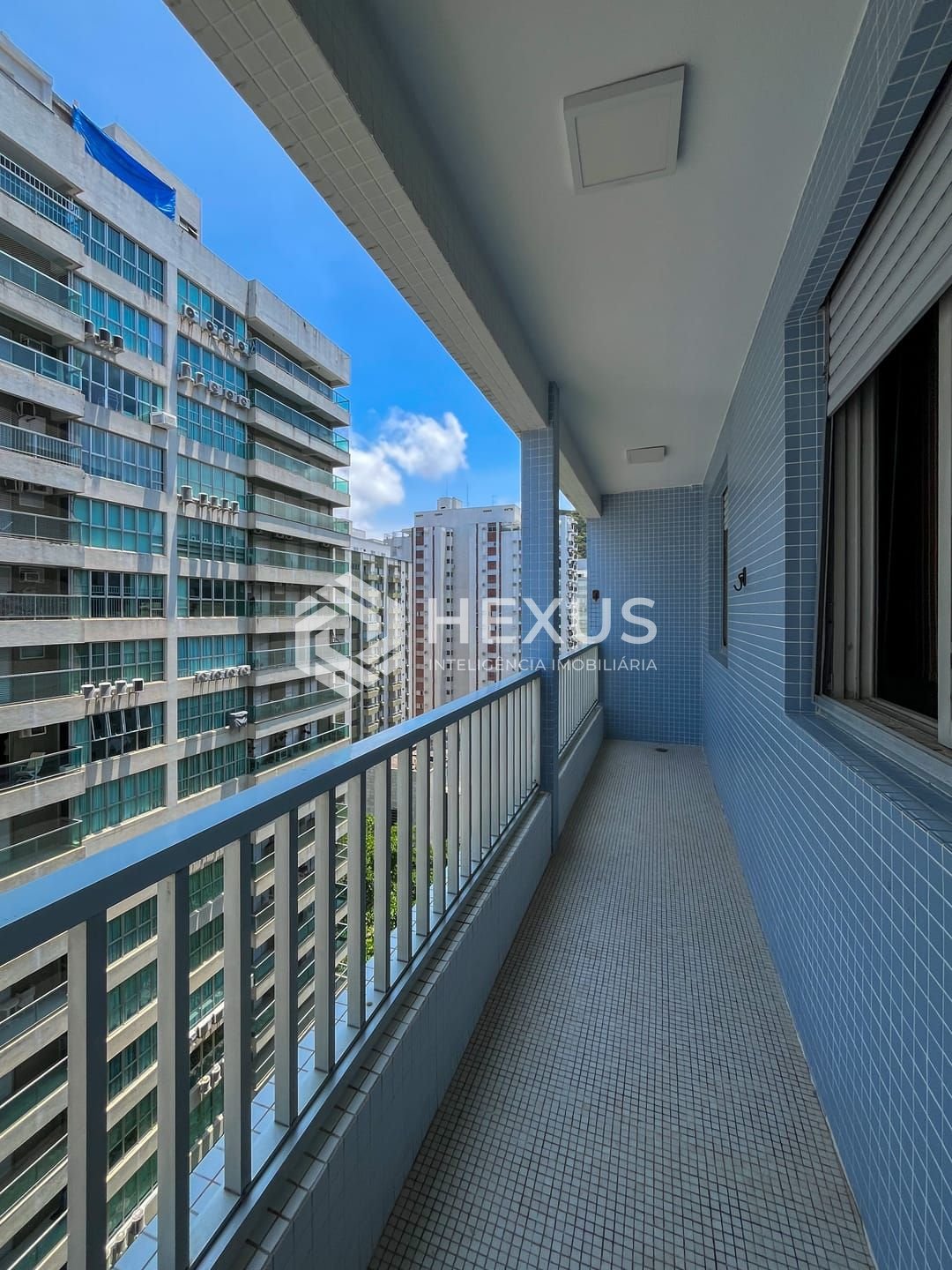 Foto 5 de Apartamento com varanda e vista mar na quadra mar da Praia das Pitangueiras, Guaruja
