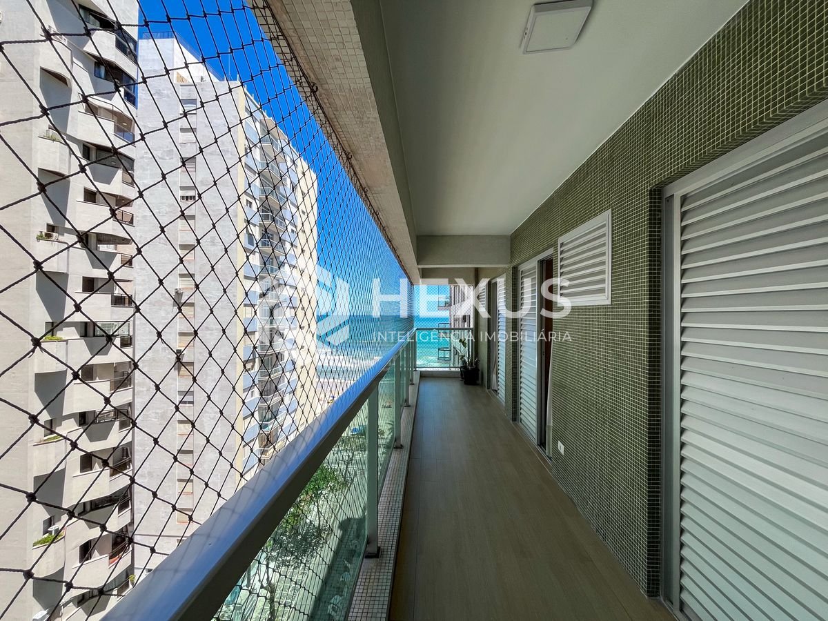 Foto 2 de Apartamento com varanda, vista mar e lazer na beira mar da Praia das Pitangueiras, Guaruja