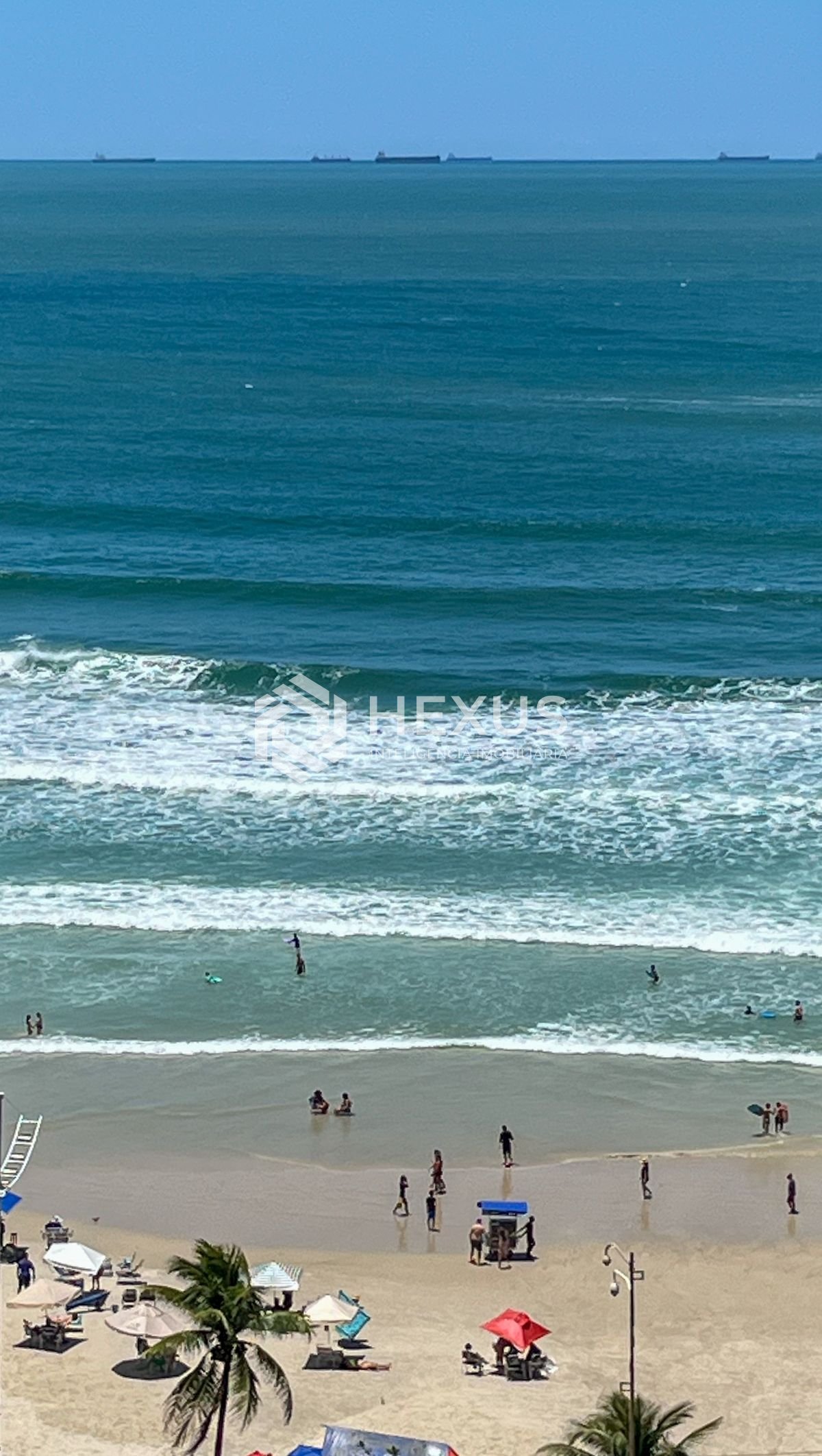 Foto 4 de Apartamento com varanda, lazer e vista mar na quadra mar da Praia das Pitangueiras, Guaruja