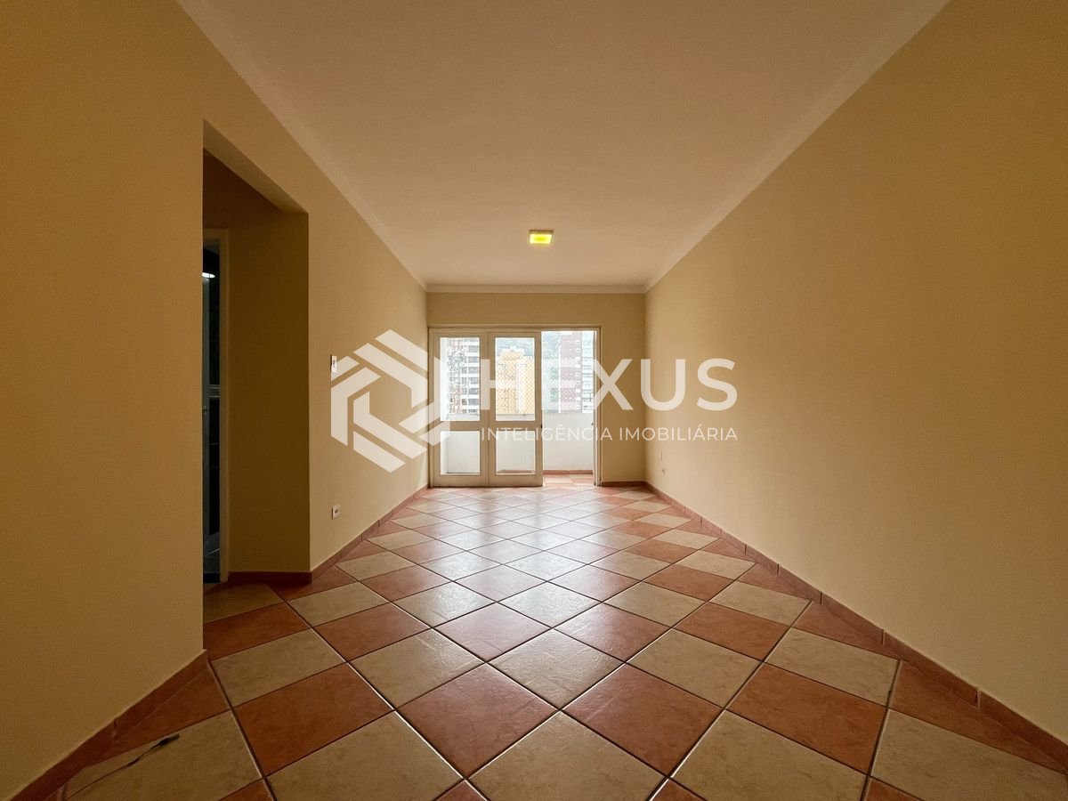 Foto 2 de Apartamento com varanda a duas quadras da Praia das Pitangueiras, Guaruja