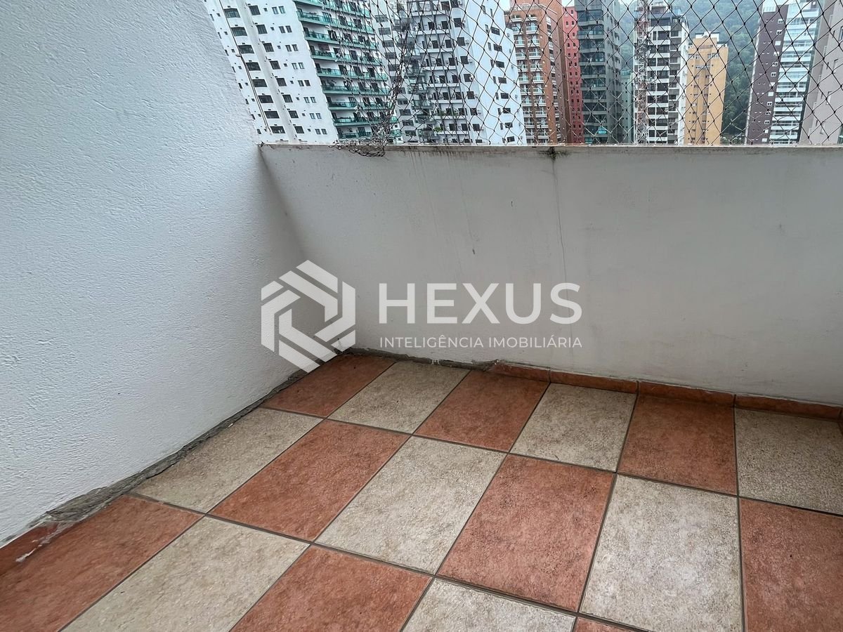 Foto 4 de Apartamento com varanda a duas quadras da Praia das Pitangueiras, Guaruja