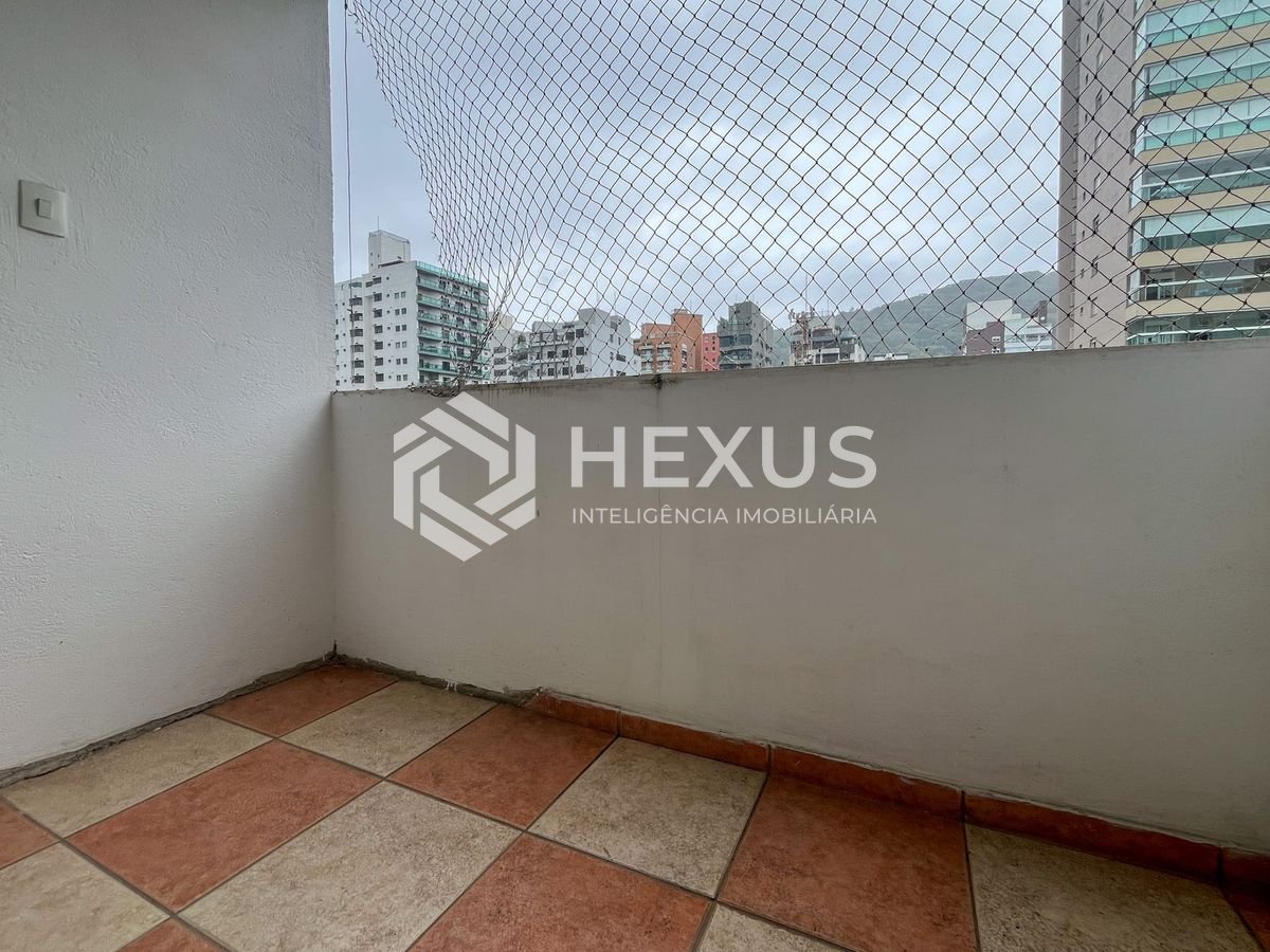 Foto 5 de Apartamento com varanda a duas quadras da Praia das Pitangueiras, Guaruja