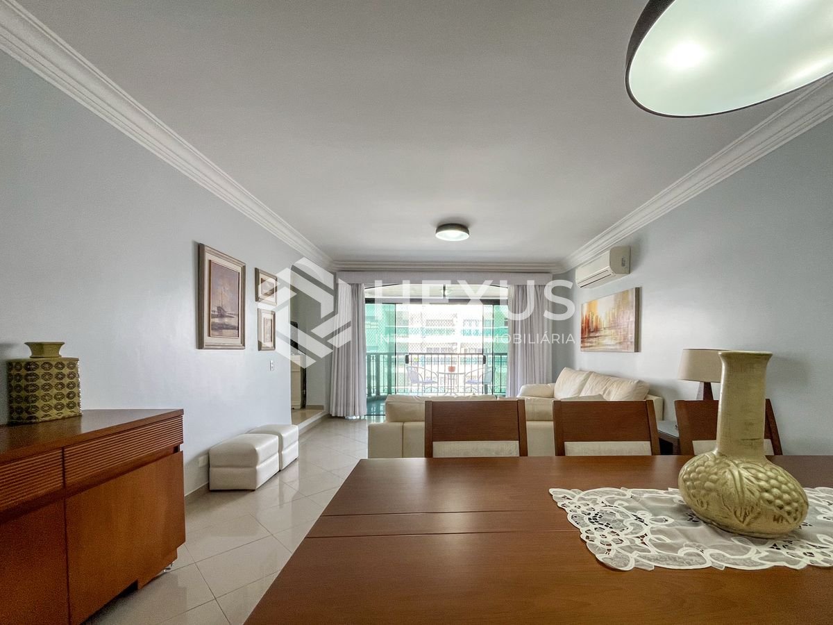 Foto 2 de Apartamento com varanda e vista mar na quadra mar da Praia das Pitangueiras, Guaruja