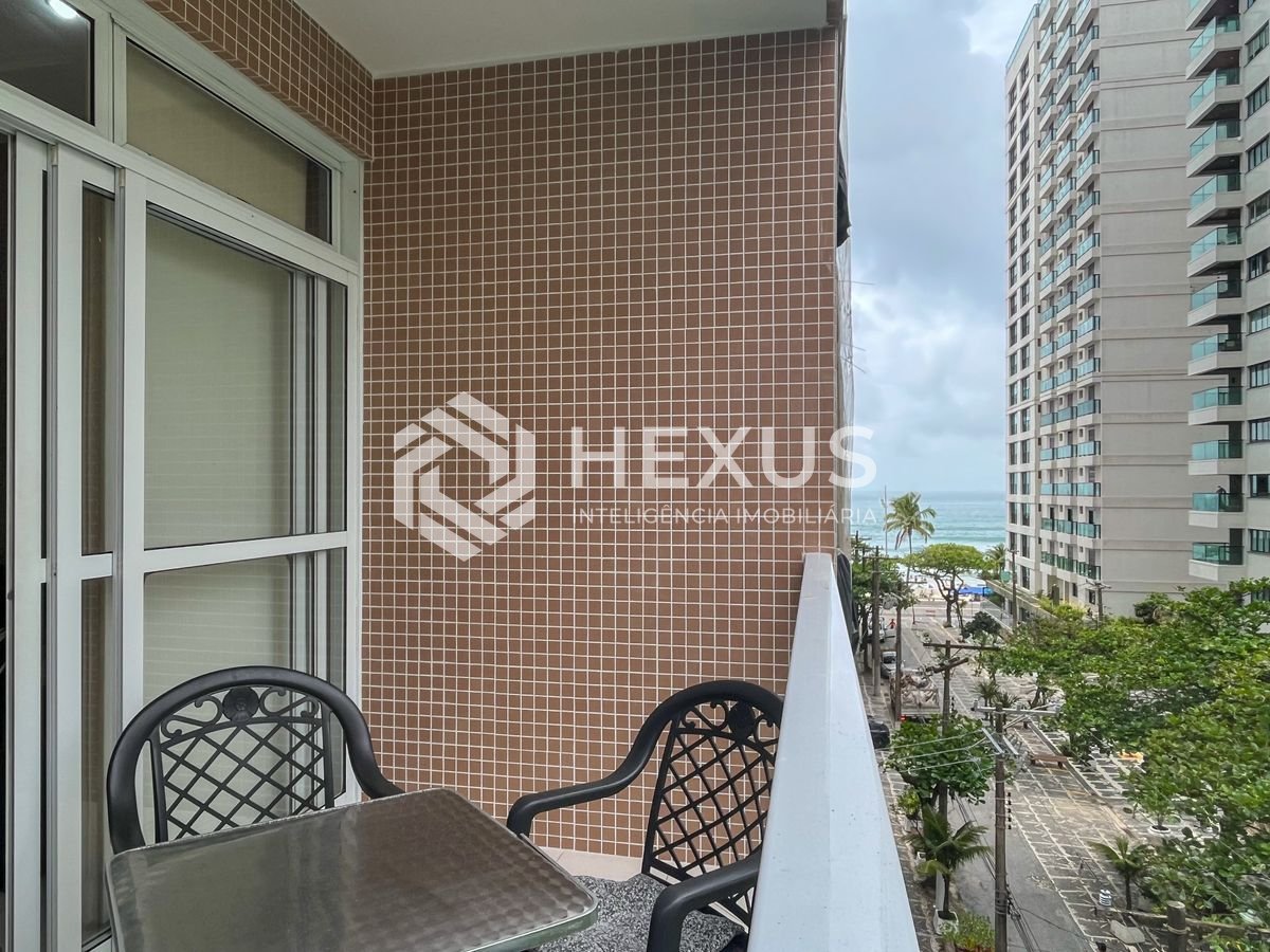 Foto 2 de Apartamento com varanda e vista mar na quadra mar da Praia das Pitangueiras, Guaruja
