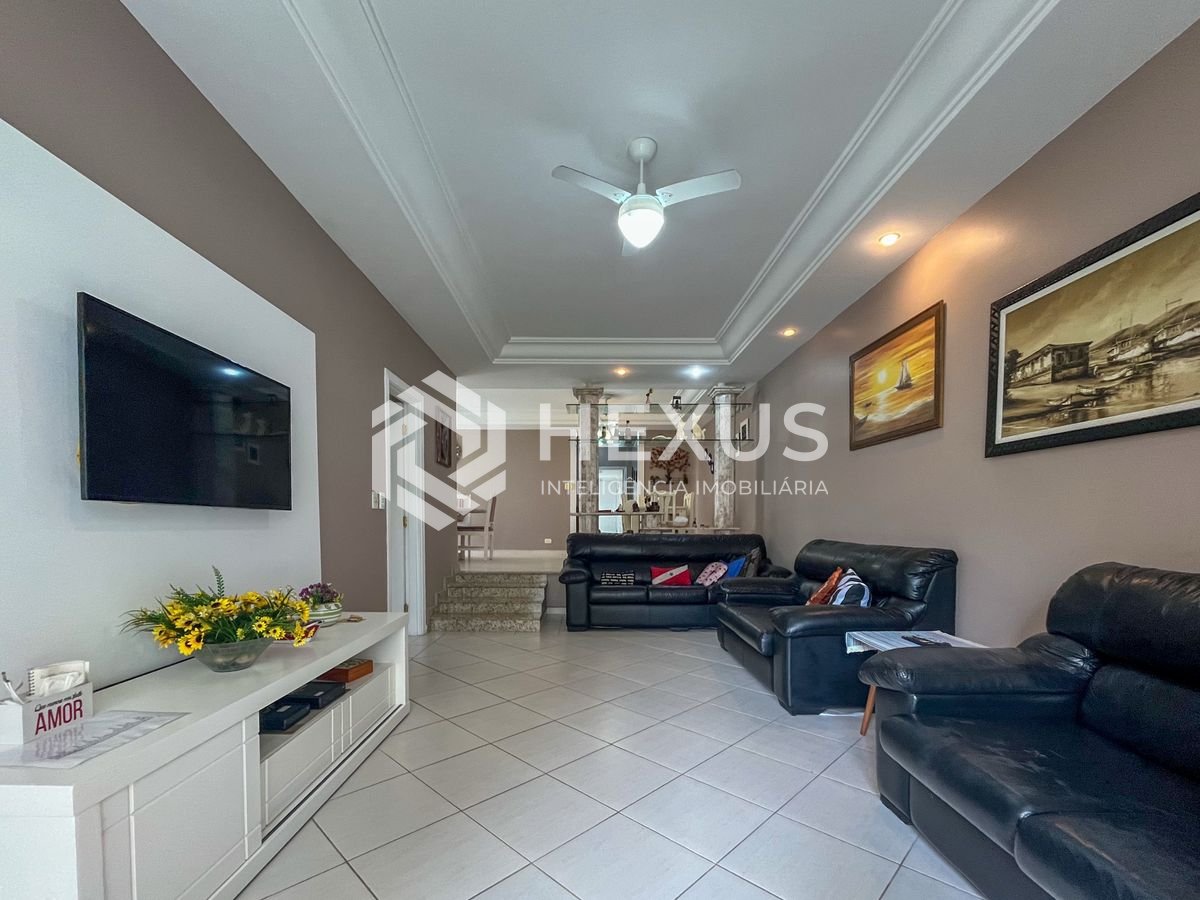 Foto 3 de Apartamento com varanda e vista mar na quadra mar da Praia das Pitangueiras, Guaruja