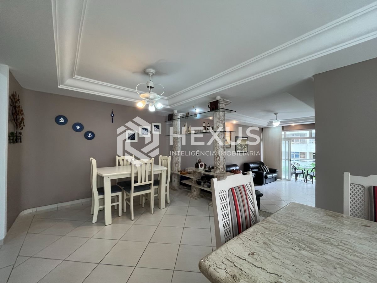 Foto 4 de Apartamento com varanda e vista mar na quadra mar da Praia das Pitangueiras, Guaruja