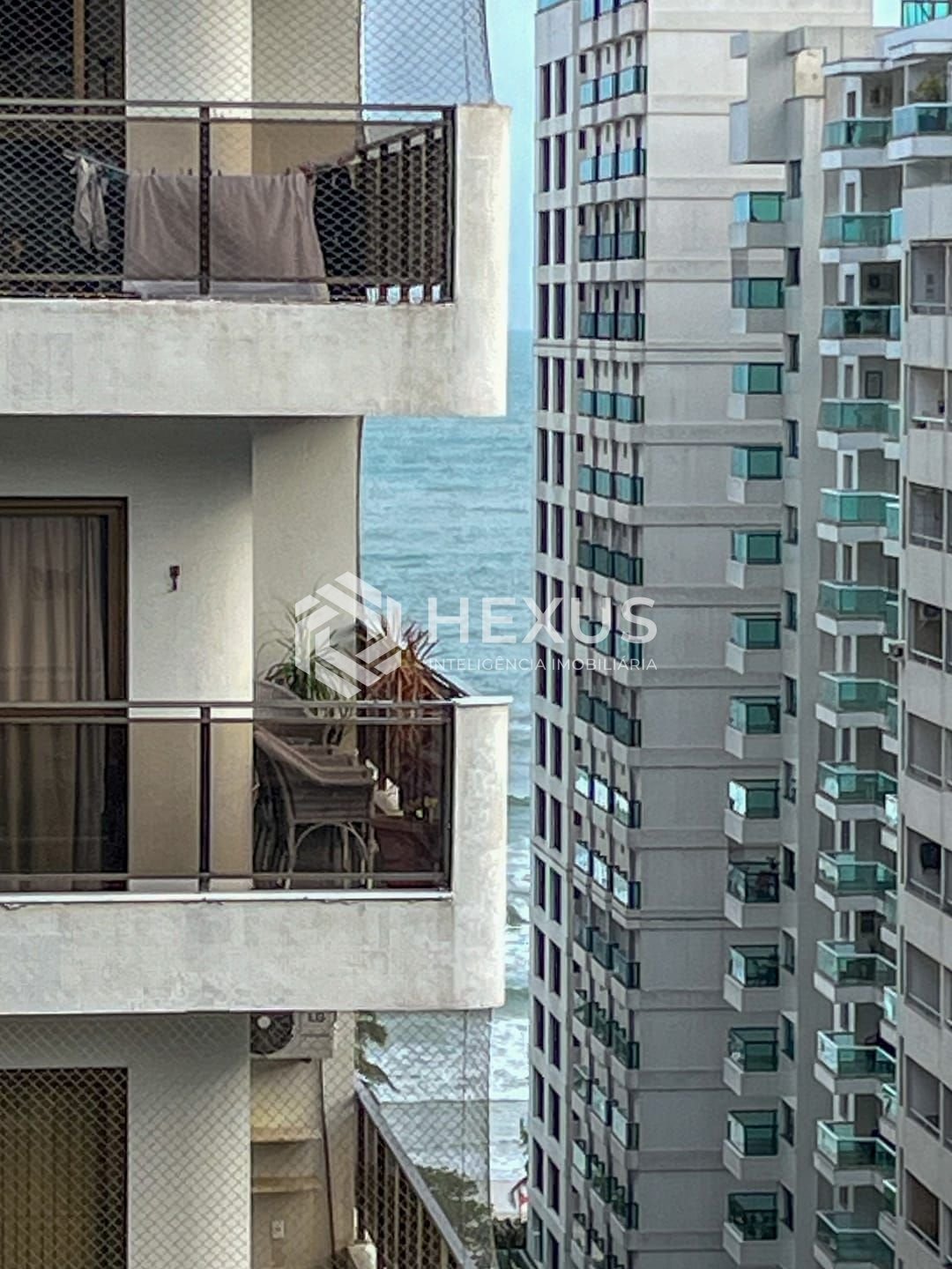 Foto 3 de Apartamento com varanda e lazer na Praia das Pitangueiras, Guaruja