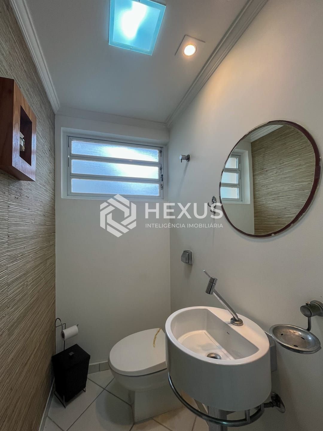 Foto 4 de Apartamento com varanda e vista mar na beira mar da Praia das Pitangueiras, Guaruja