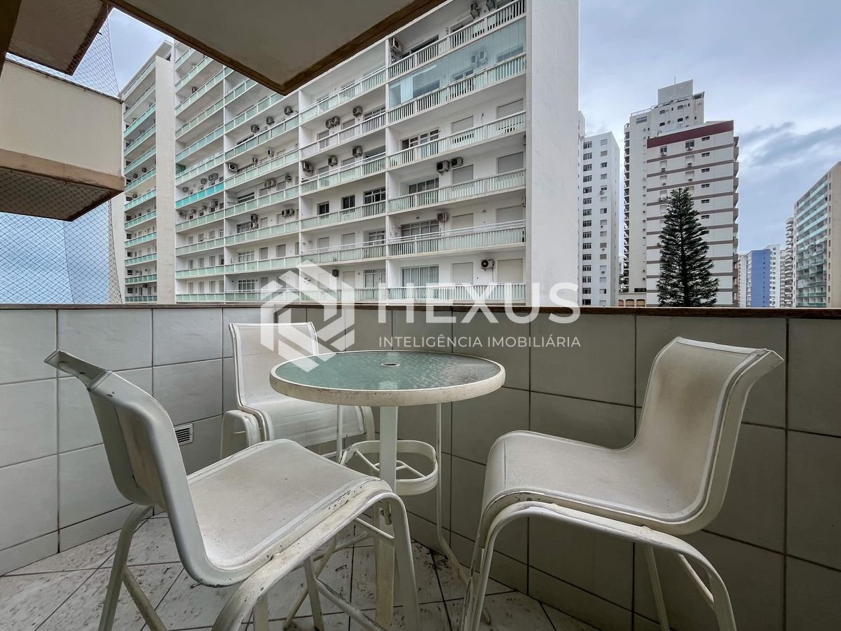 Foto 5 de Apartamento com varanda e vista mar na beira mar da Praia das Pitangueiras, Guaruja