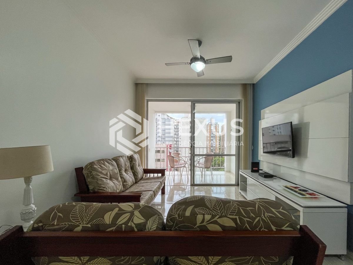 Foto 2 de Apartamento com varanda e lazer a uma quadra da Praia das Pitangueiras, Guaruja