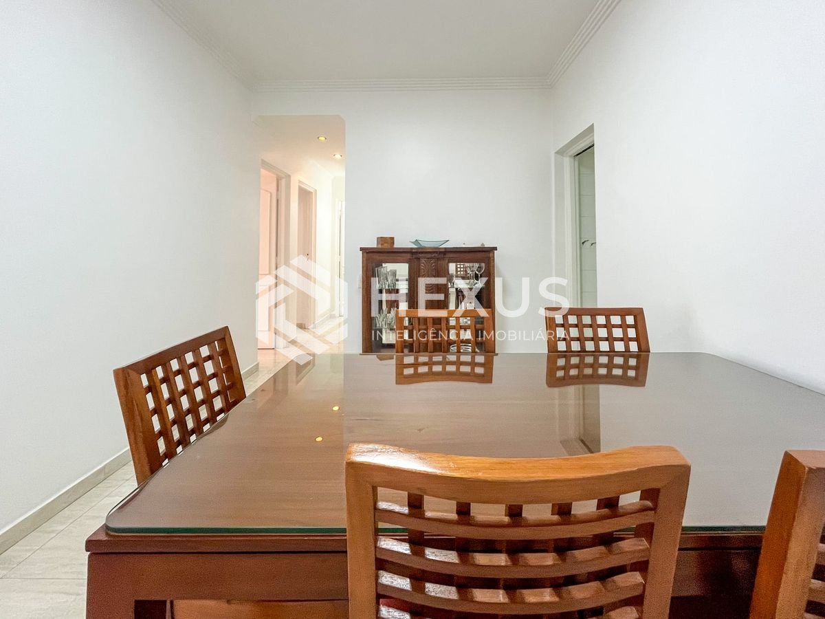 Foto 3 de Apartamento com varanda e lazer a uma quadra da Praia das Pitangueiras, Guaruja
