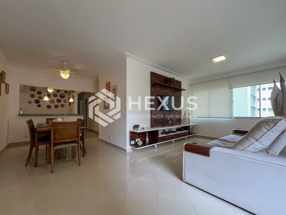 Foto 2 de Apartamento com varanda e vista mar na quadra mar da Praia das Pitangueiras, Guaruja