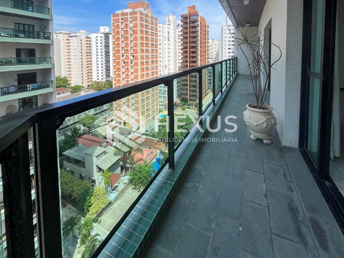 Foto 2 de Apartamento com varanda e lazer completo a duas quadras da Praia das Pitangueiras, Guaruja