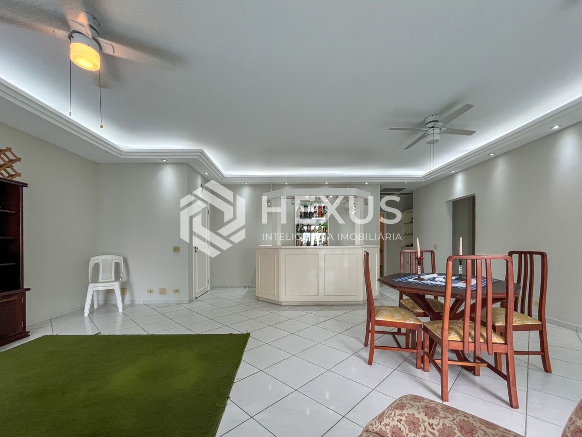 Foto 2 de Apartamento com varanda e lazer completo a duas quadras da Praia das Pitangueiras, Guaruja