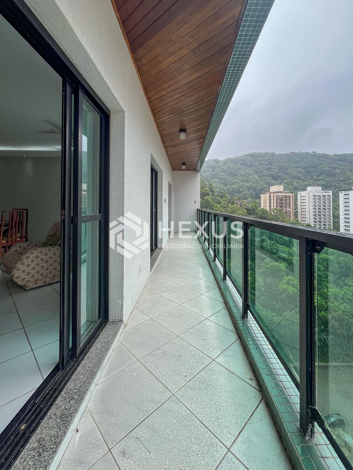 Foto 3 de Apartamento com varanda e lazer completo a duas quadras da Praia das Pitangueiras, Guaruja