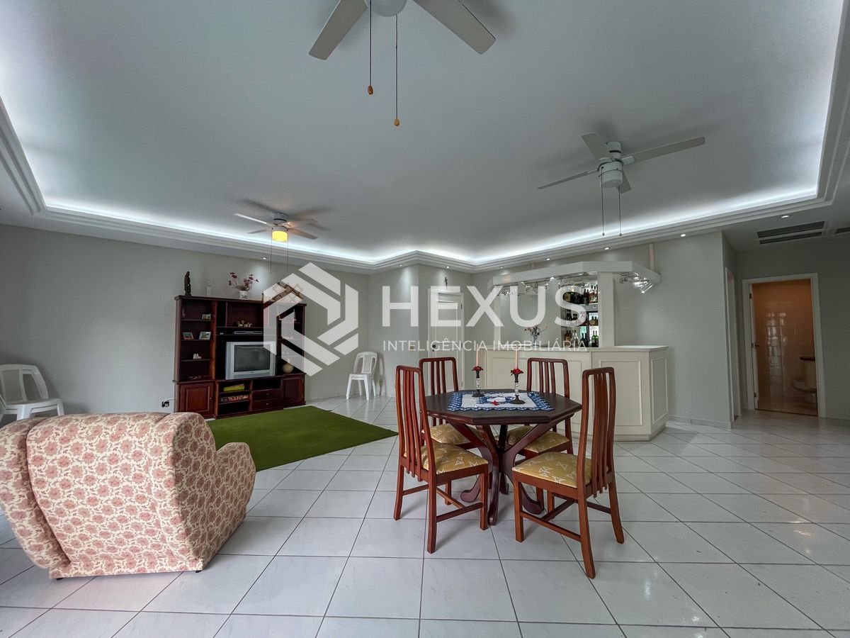 Foto 4 de Apartamento com varanda e lazer completo a duas quadras da Praia das Pitangueiras, Guaruja