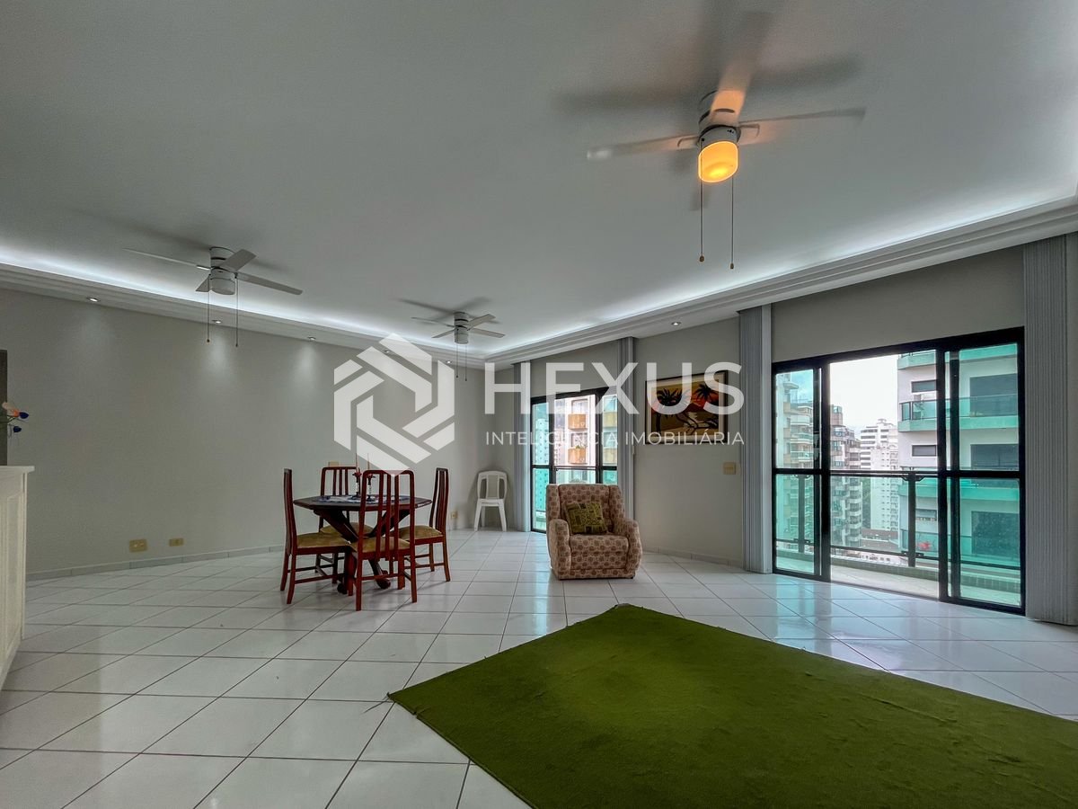 Foto 5 de Apartamento com varanda e lazer completo a duas quadras da Praia das Pitangueiras, Guaruja