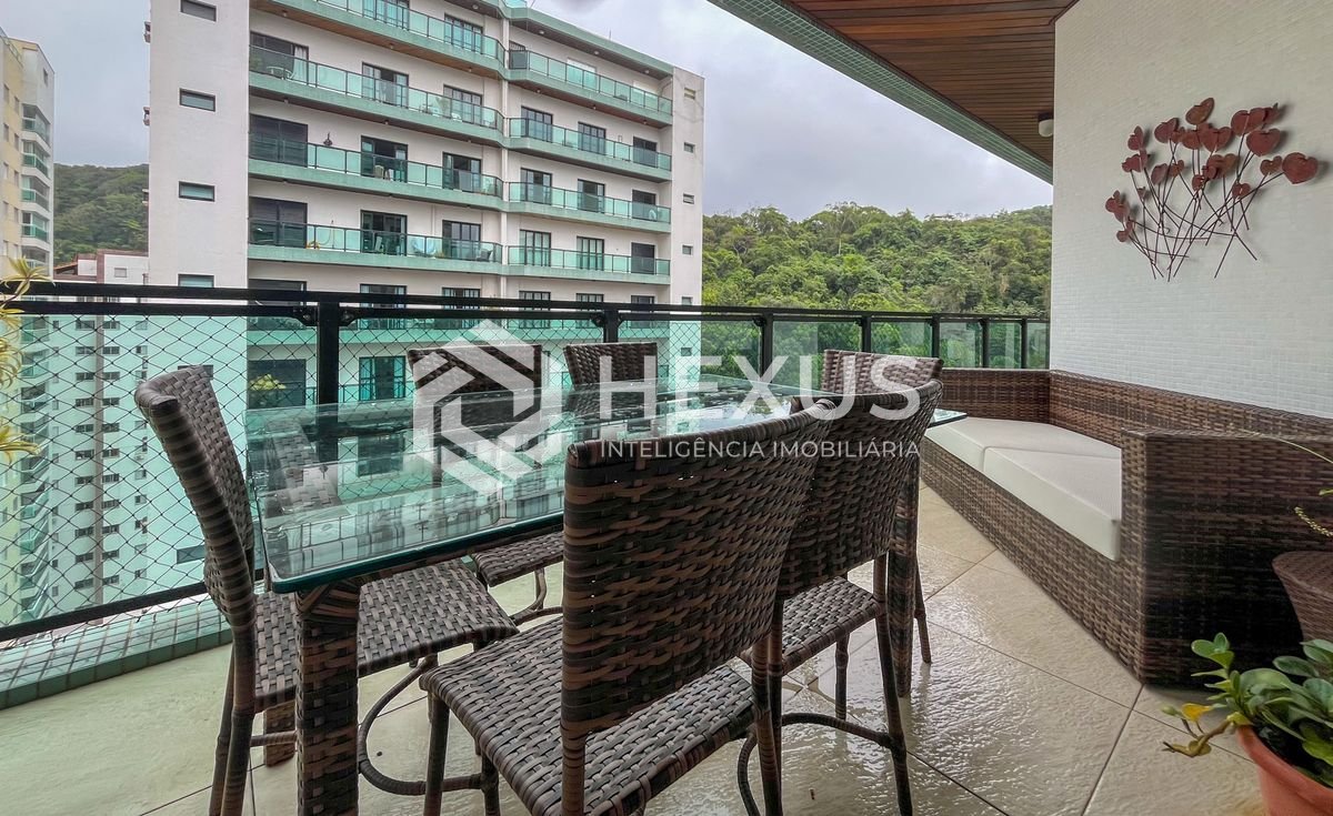 Foto 3 de Apartamento reformado com varanda e lazer completo a duas quadras da Praia das Pitangueiras, Guaruja