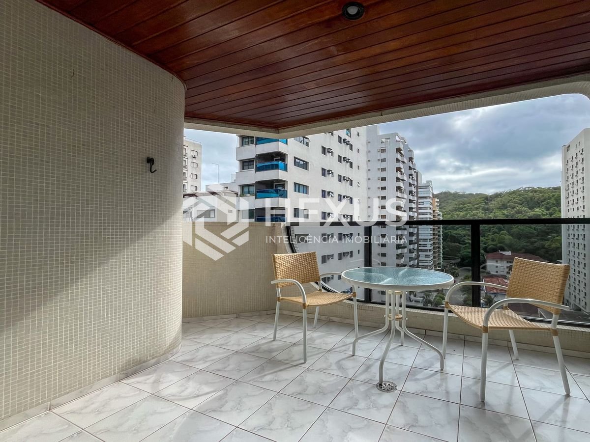 Foto 2 de Apartamento com varanda e lazer na Praia das Pitangueiras, Guaruja