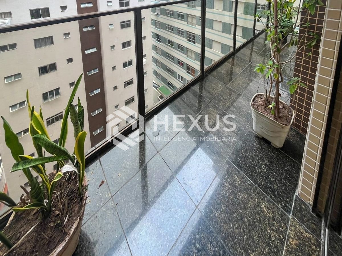 Foto 2 de Apartamento com duas varandas a duas quadras da Praia das Pitangueiras, Guaruja