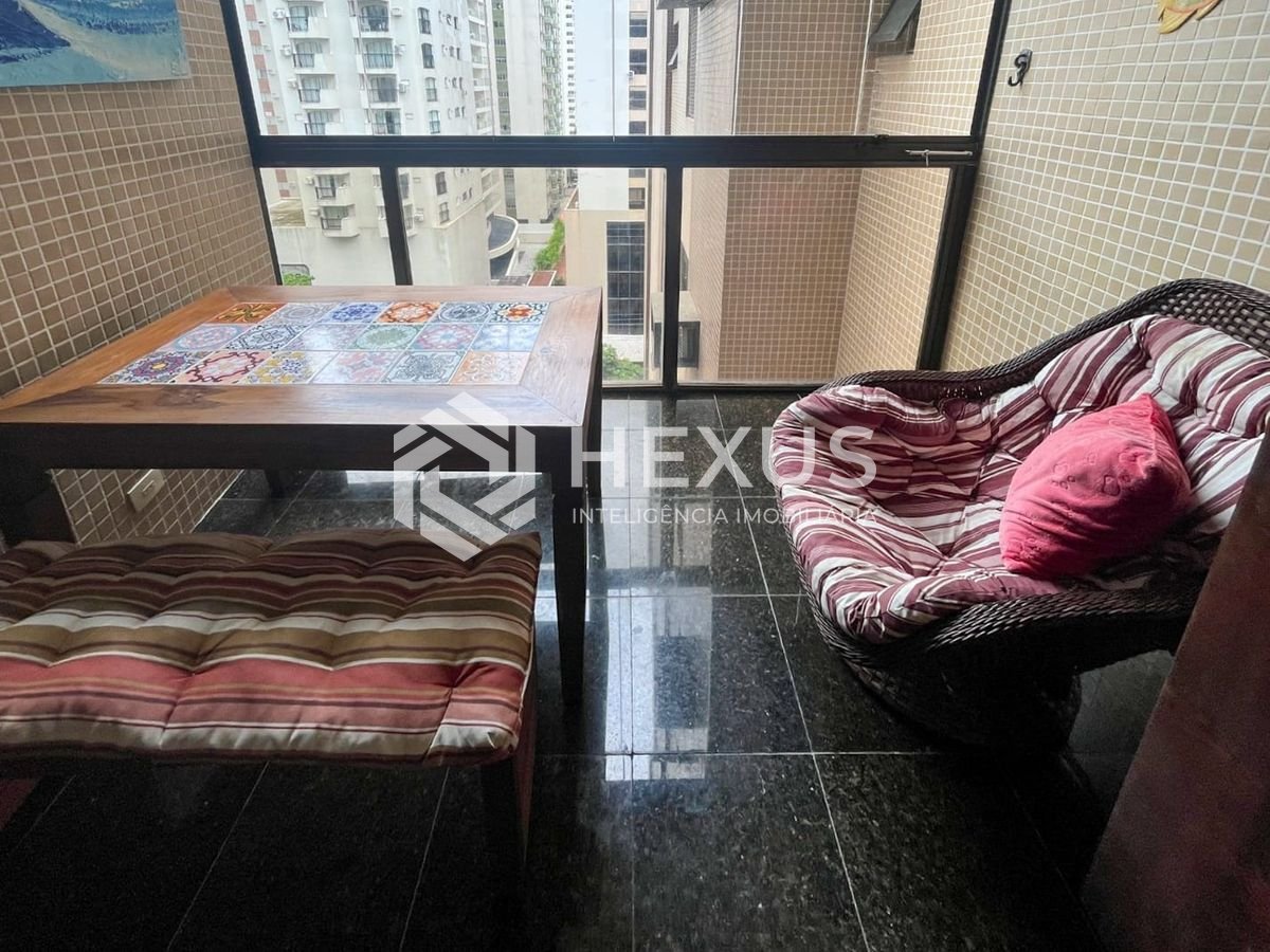 Foto 3 de Apartamento com duas varandas a duas quadras da Praia das Pitangueiras, Guaruja