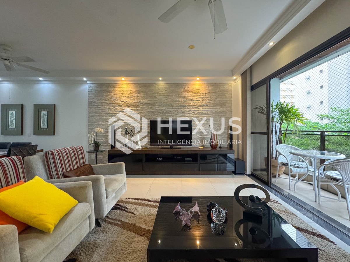 Foto 2 de Apartamento reformado com varanda e lazer a uma quadra da Praia das Pitangueiras, Guaruja