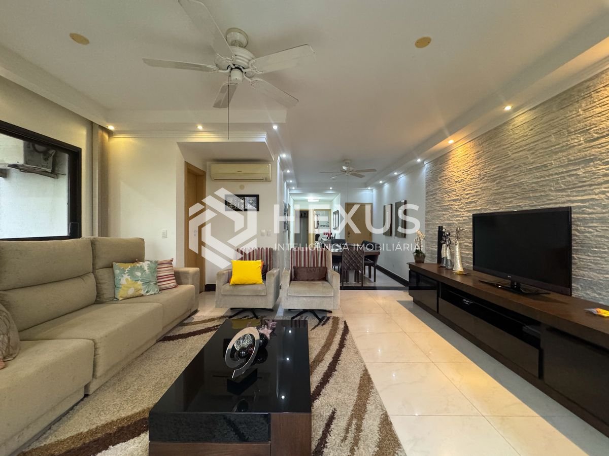 Foto 3 de Apartamento reformado com varanda e lazer a uma quadra da Praia das Pitangueiras, Guaruja