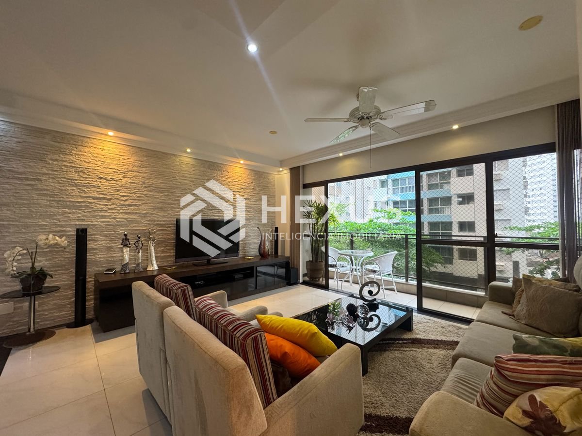 Foto 4 de Apartamento reformado com varanda e lazer a uma quadra da Praia das Pitangueiras, Guaruja