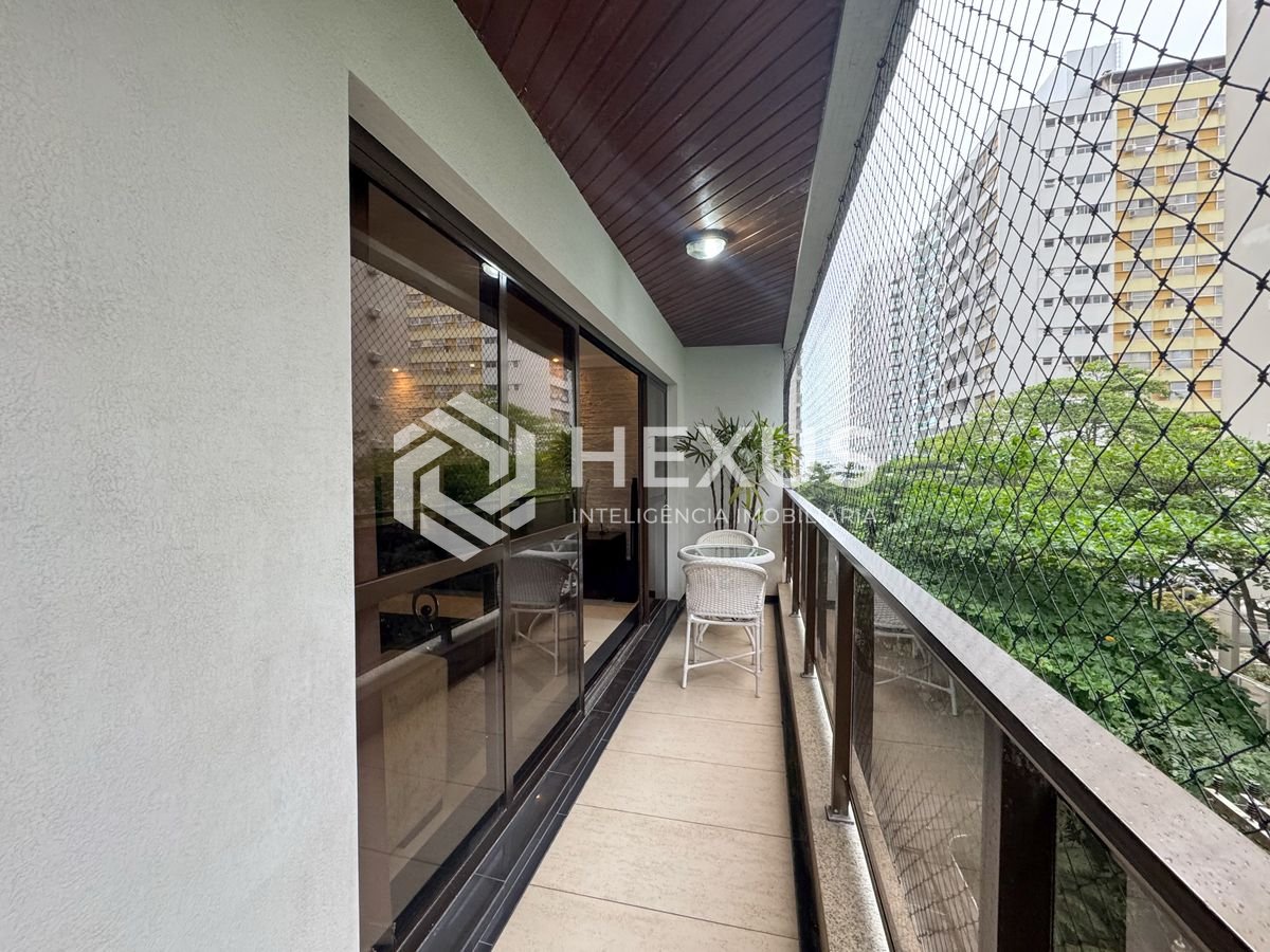 Foto 5 de Apartamento reformado com varanda e lazer a uma quadra da Praia das Pitangueiras, Guaruja