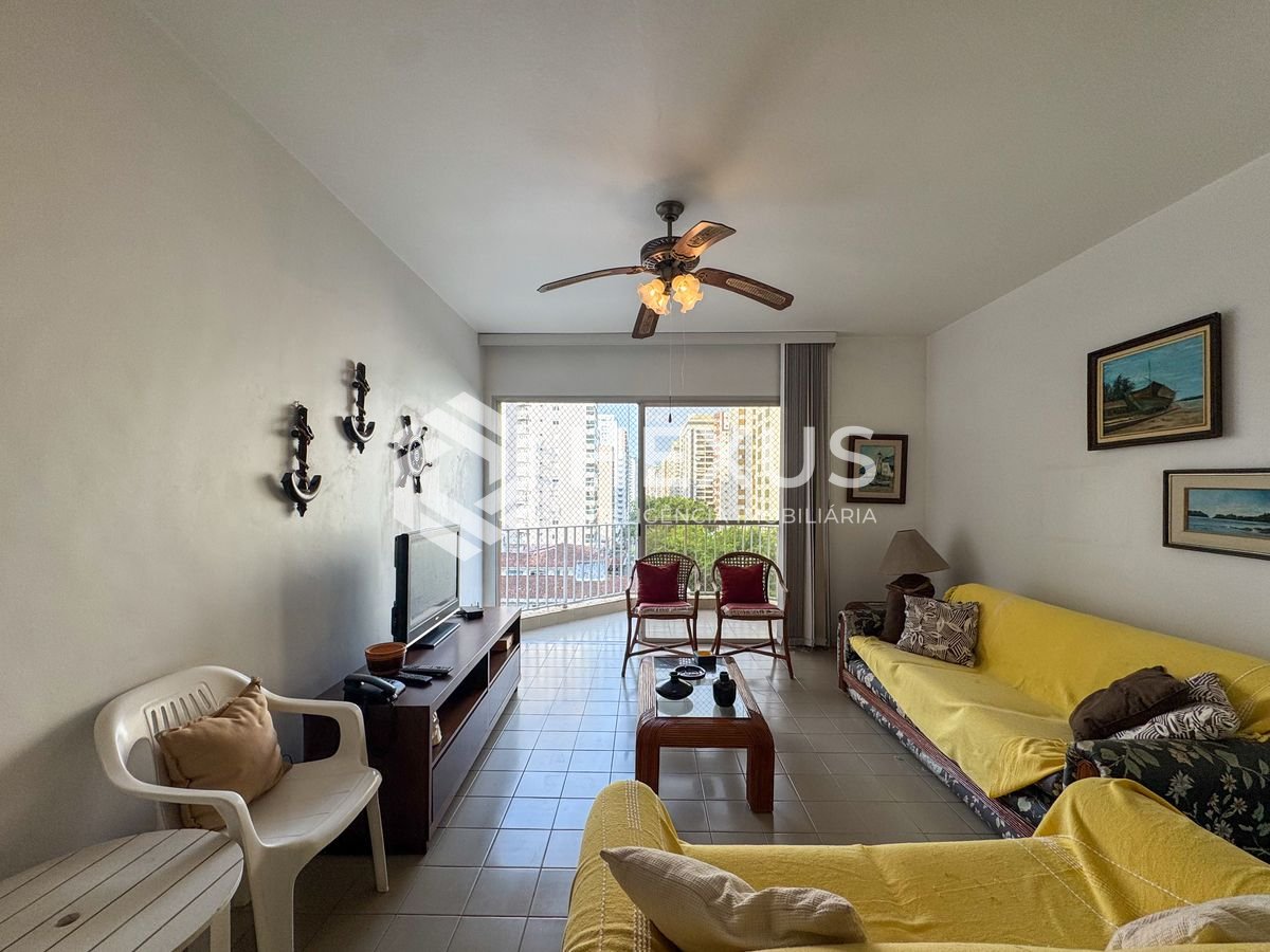 Foto 4 de Apartamento com varanda e lazer a duas quadras da Praia das Pitangueiras, Guaruja