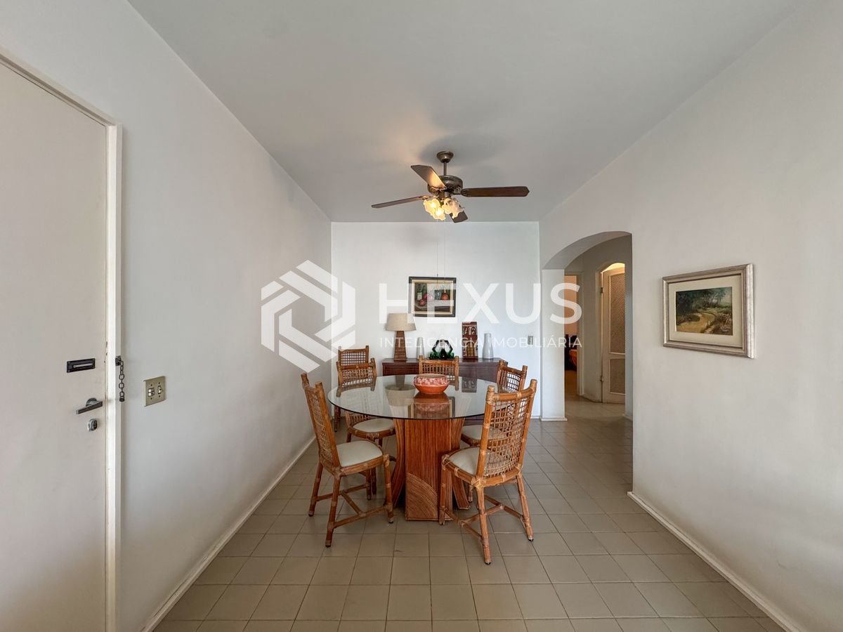 Foto 5 de Apartamento com varanda e lazer a duas quadras da Praia das Pitangueiras, Guaruja