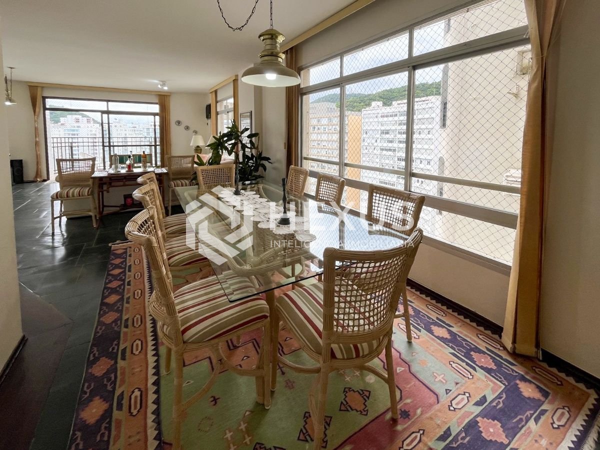 Foto 3 de Apartamento frente mar com varanda e vagas na Praia das Pitangueiras, Guaruja