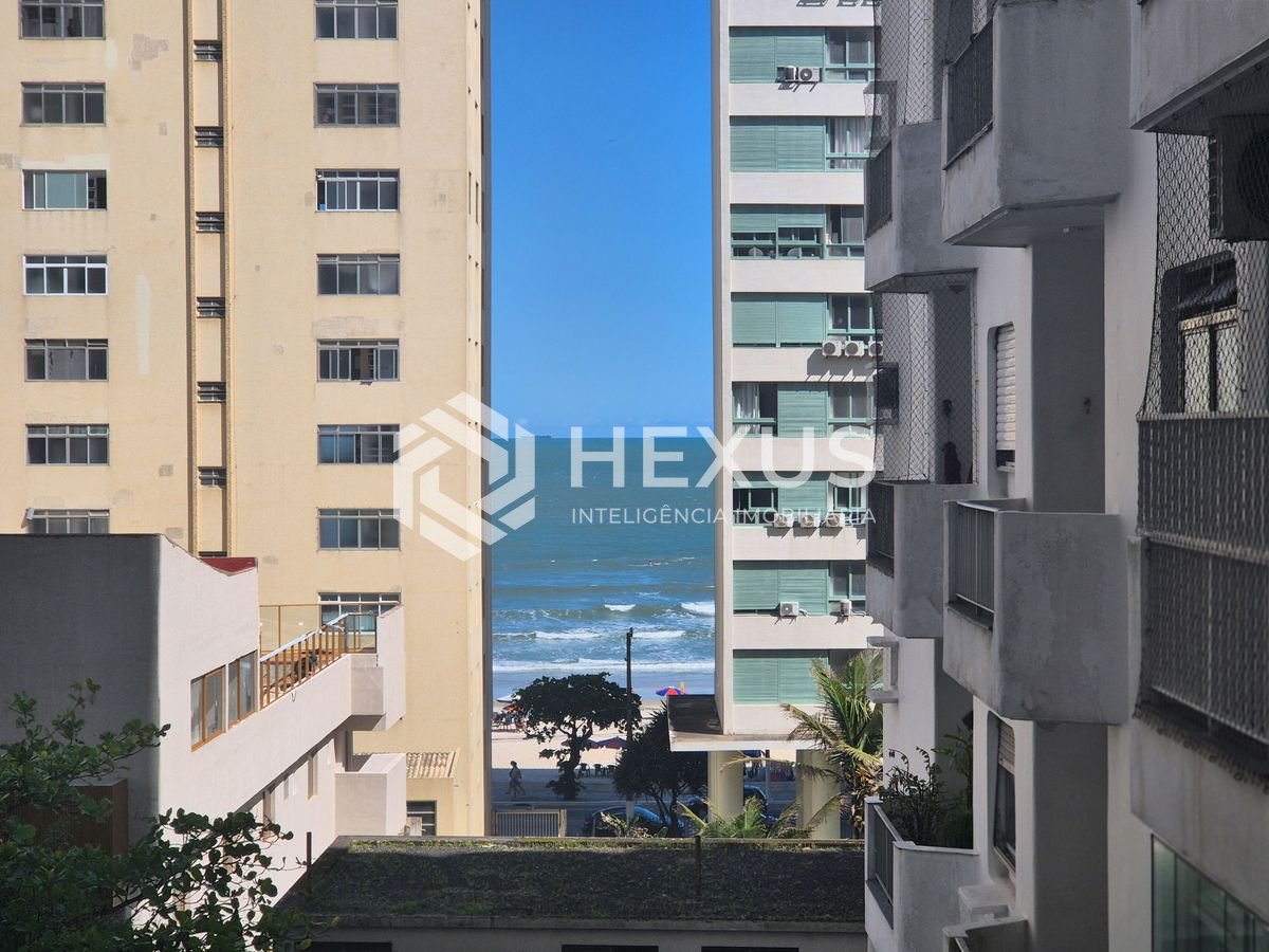 Foto 5 de Apartamento com varanda e vista mar na beira mar da Praia das Pitangueiras, Guaruja