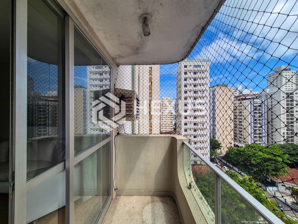 Foto 2 de Apartamento com varanda a duas quadras da Praia das Pitangueiras, Guaruja