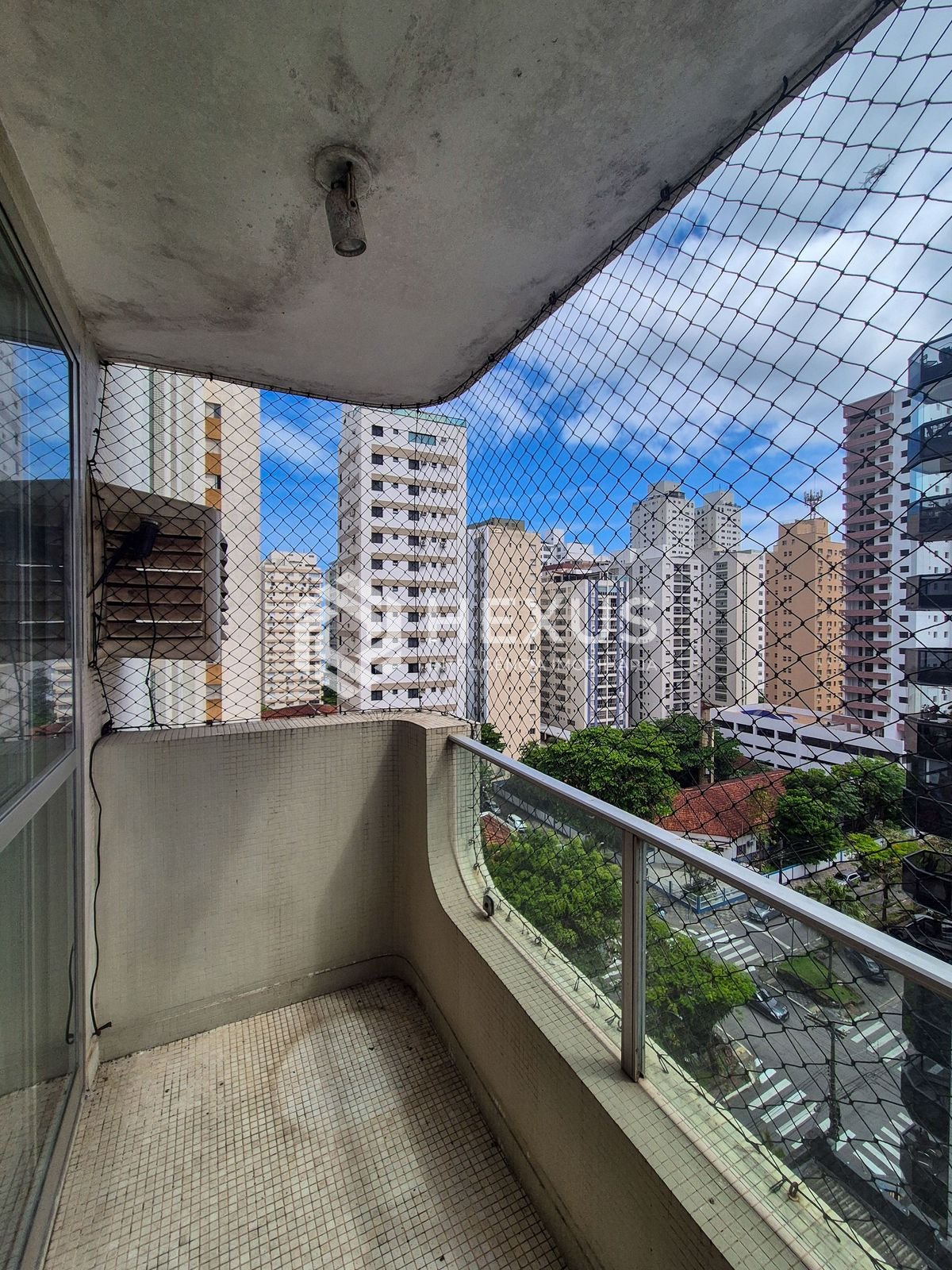 Foto 5 de Apartamento com varanda a duas quadras da Praia das Pitangueiras, Guaruja