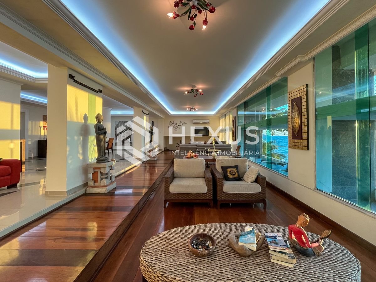 Foto 3 de Apartamento frente mar reformado com com quintal e varanda na Praia das Pitangueiras, Guaruja