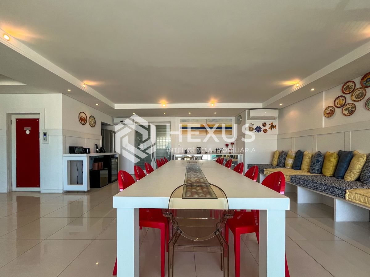 Foto 3 de Apartamento reformado frente mar com varanda na Praia das Pitangueiras, Guaruja