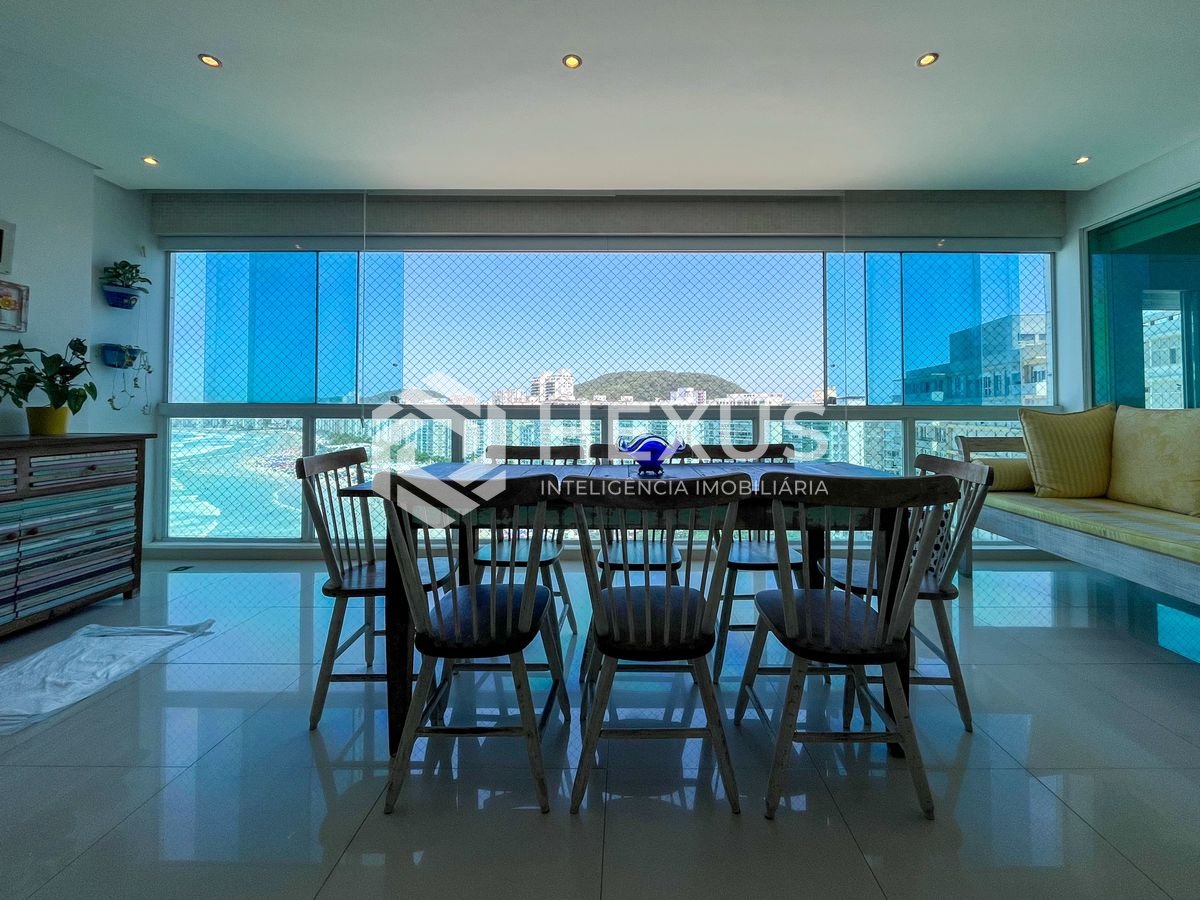 Foto 4 de Apartamento reformado frente mar com varanda na Praia das Pitangueiras, Guaruja