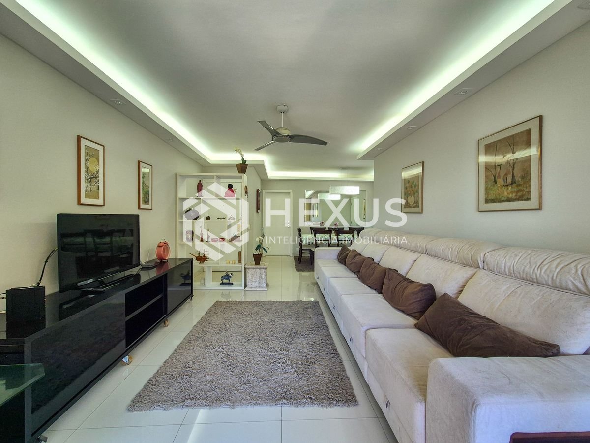 Foto 3 de Apartamento com varanda e lazer na quadra mar da Praia das Pitangueiras, Guaruja