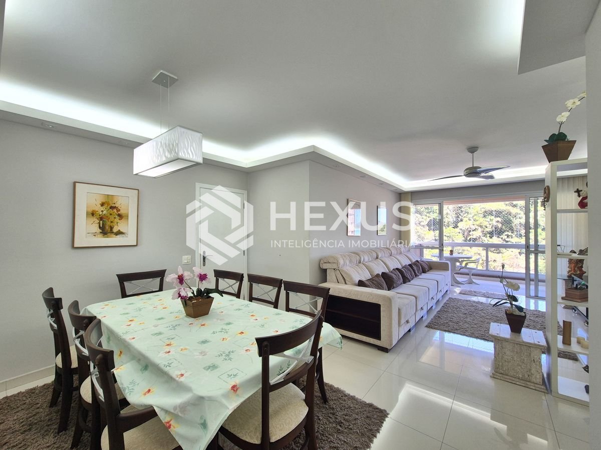 Foto 4 de Apartamento com varanda e lazer na quadra mar da Praia das Pitangueiras, Guaruja