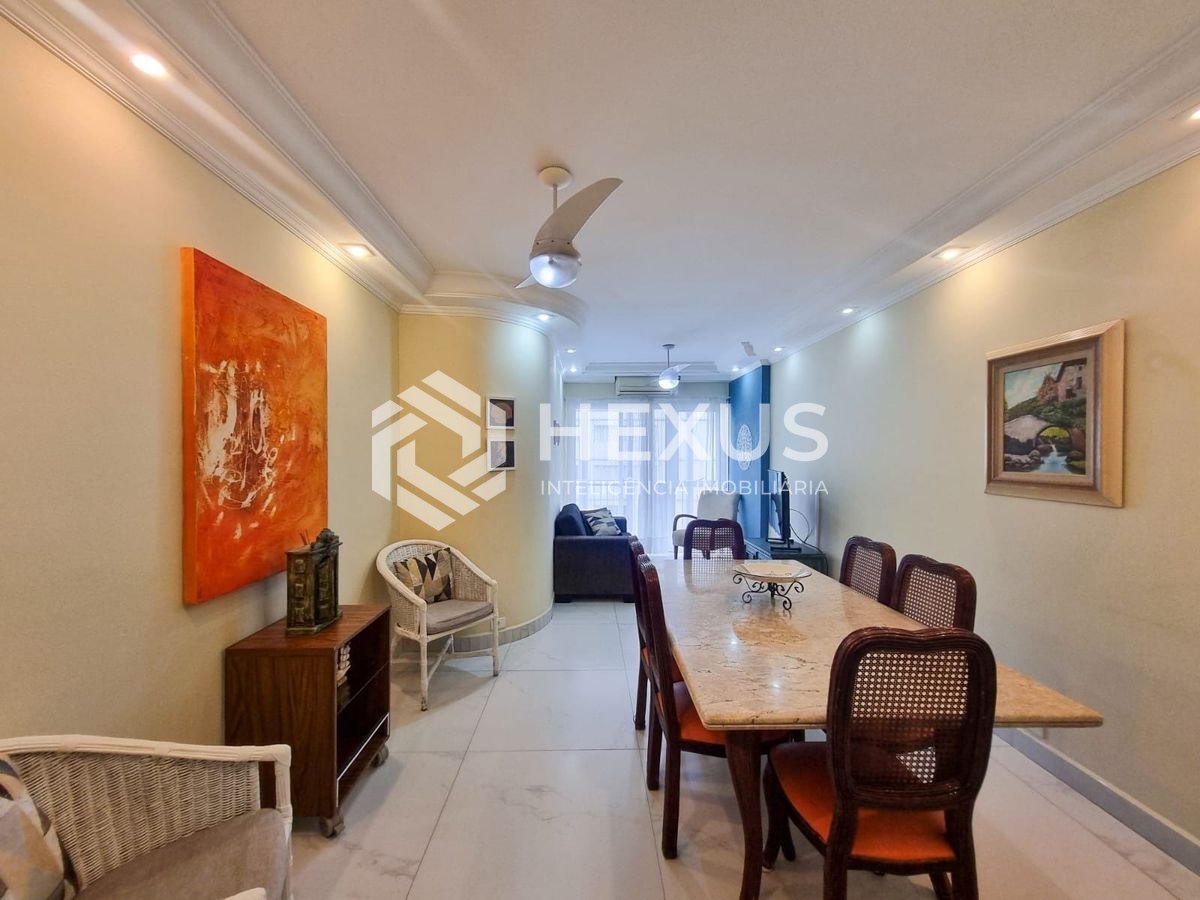 Foto 3 de Apartamento com varanda e lazer a uma quadra da Praia das Pitangueiras, Guaruja