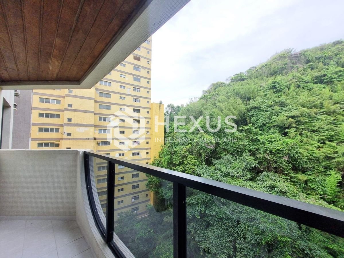 Foto 3 de Apartamento com varanda e lazer a 100m da praia nas Pitangueiras, Guarujá