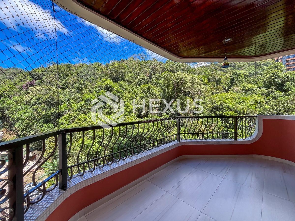 Foto 2 de Apartamento reformado com varanda e lazer a 150m da Praia das Pitangueiras, Guarujá