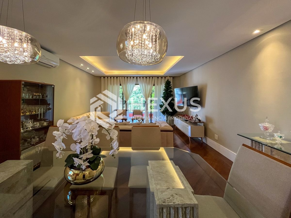 Foto 4 de Apartamento reformado com varanda e lazer a 150m da Praia das Pitangueiras, Guarujá