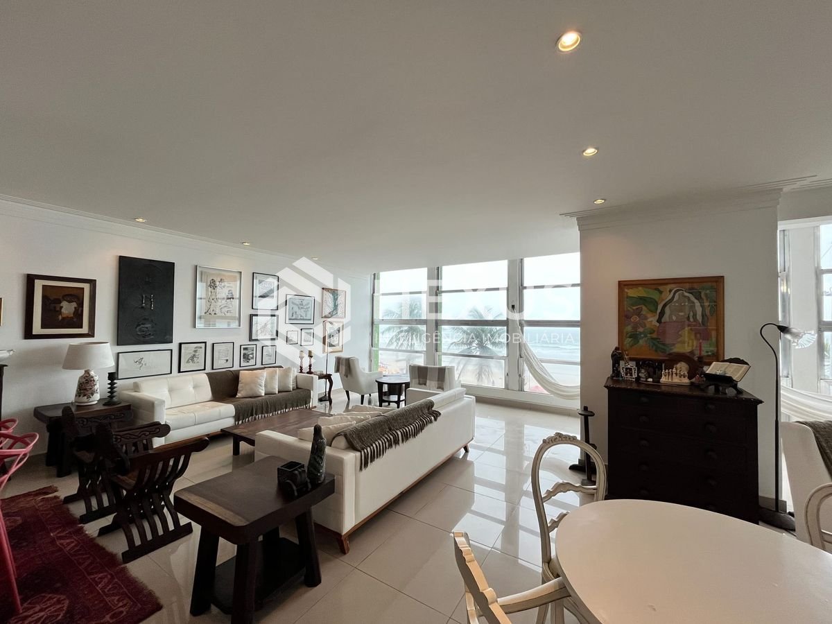 Foto 3 de Apartamento reformado frente mar com varanda na Praia das Pitangueiras, Guaruja